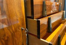 Шкаф из дерева с выдвижными ящиками