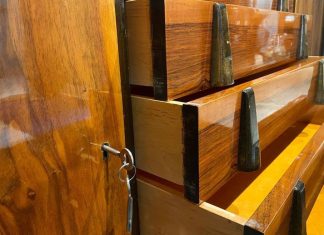 Шкаф из дерева с выдвижными ящиками