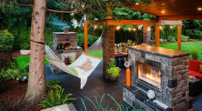 Вазоны для цветов на площадке с барбекю