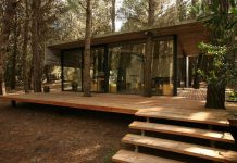 Деревянный дом с террасой