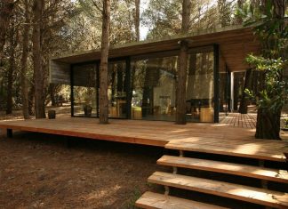 Деревянный дом с террасой